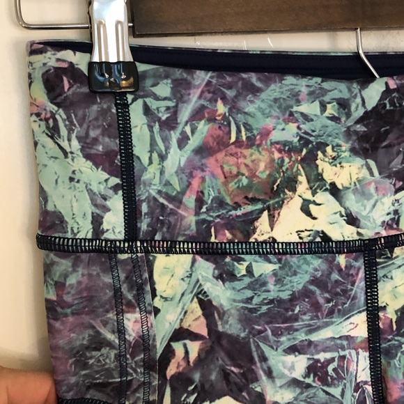 Lululemon Iridescent Multi Run Inspire Crop leggings floral size 4 running - Picture 8 of 13